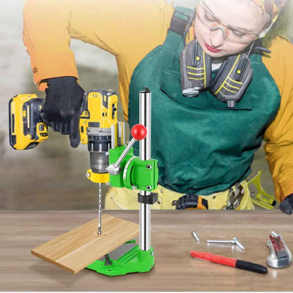 Femme utilisant le support de perceuse pour percer une pièce de bois