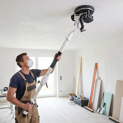 Girafe professionnelle utilisée par un homme pour ponçer plafond