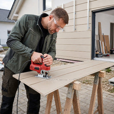 Homme découpant avec lame de scie sauteuse T318A pour matériaux composites
