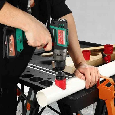 Homme perçant un tuyau avec une scie cloche M42 bimétallique orange