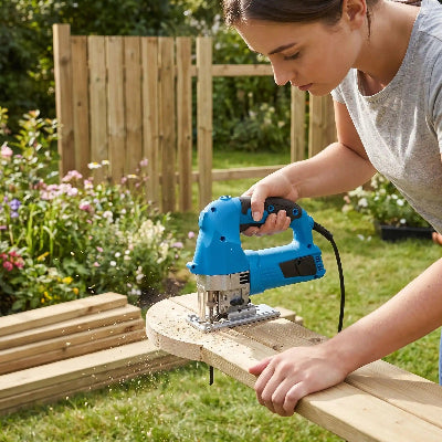 Jeune femme utilisant la scie sauteuse sur planche bois