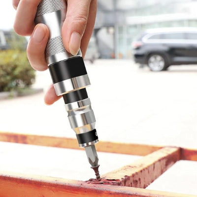 Main de femme dévissant une vis d'une barre de métal rouillée