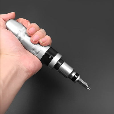 Main de femme tenant le tournevis à frapper