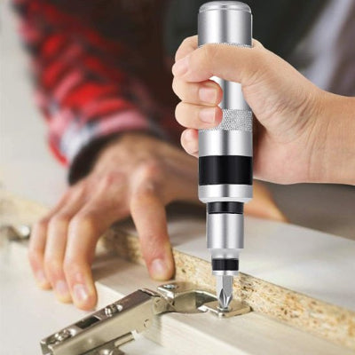 Main de femme vissant une charnière avec un tournevis à frapper