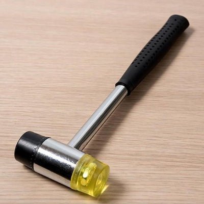 Marteau sur un table