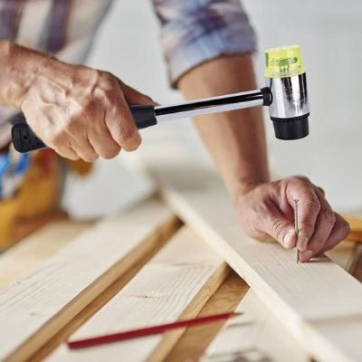 Marteau utilisé par un homme pour clouer un clou