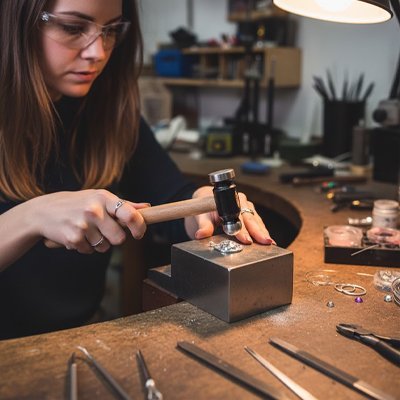 Marteau utilisé par une femme en bijouterie artisanale