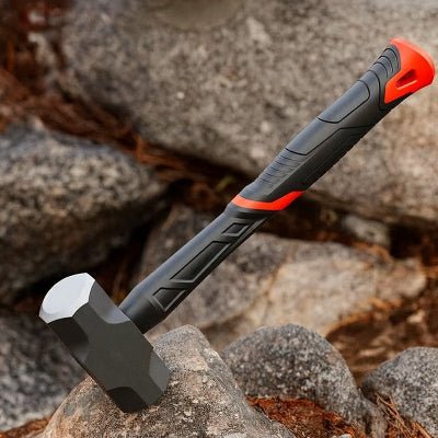 Massette forgé sur des roches