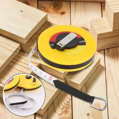 Mètre ruban sur planches de bois et gros plan du ruban