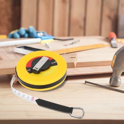 Metre ruban sur un établi de meuisier