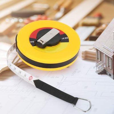 Mètre ruban sur un établi