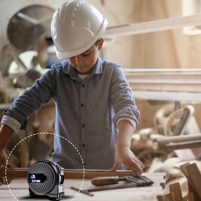 Metre ruban utilisé par un enfant menuisier amateur