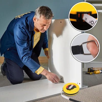 Mètre ruban utilisé en intérieur et gros plan du crochet