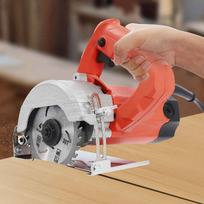 Mini scie circulaire utilisée pour couper du contreplaqué