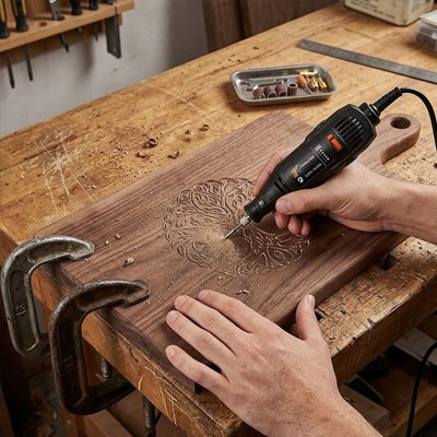 Mini perceuse meuleuse utilisée pour gravure bois franc
