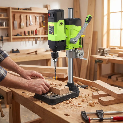 Mini perceuse sur colonne 800W utilisée pour percer une pièce de bois