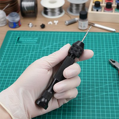 Mini perceuse tenue dans une main