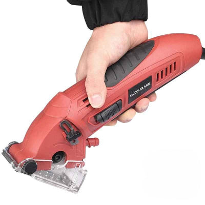 Mini scie circulaire dans une main