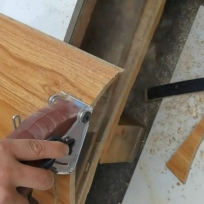 Mini scie circulaire PrecisionTech pour découpe précise d'un panneau de bois