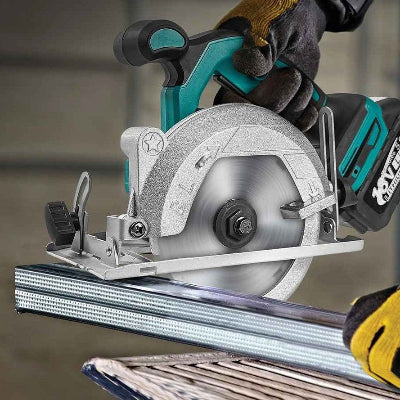Mini scie circulaire sans fil utilisation coupe metal