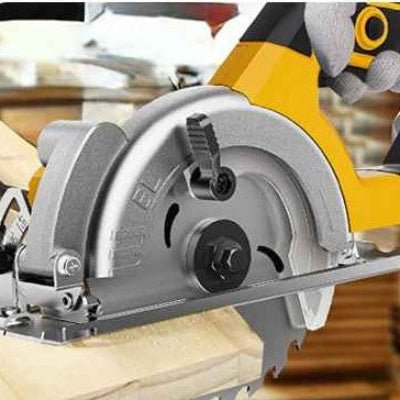 Mini scie circulaire sans fil utilisée pour scier bois