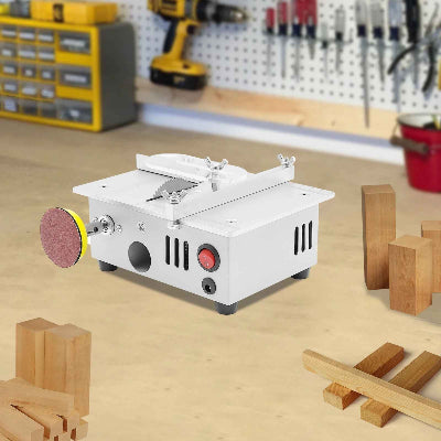 Mini scie circulaire sur table en atelier menuiserie
