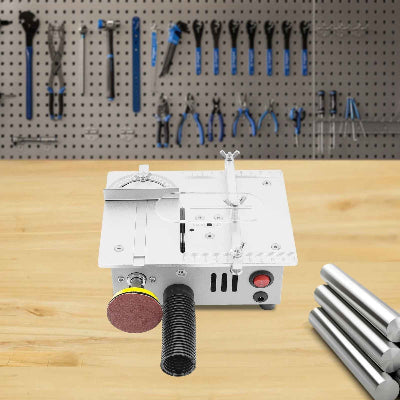 Mini scie circulaire sur table sur établi
