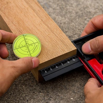 Niveau à bulle circulaire sur une pièce e bois
