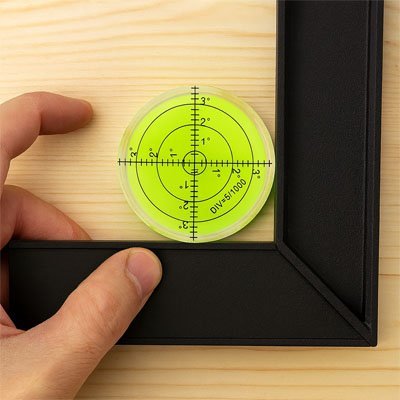 Niveau à bulle dans le coin d'un câdre