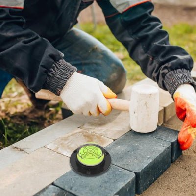 Niveau à bulle utilisé pour mettre de vineau du pavé uni