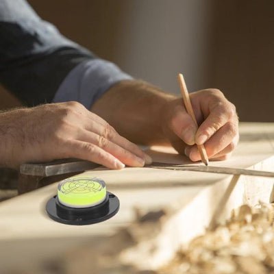 Niveau à bulle utilisé pour mettre de niveau une pièce de bois
