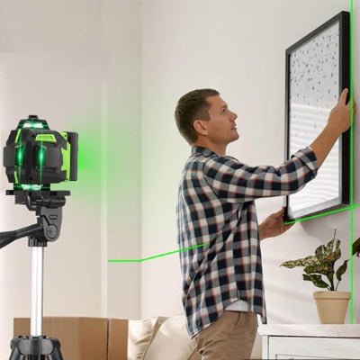 Niveau laser homme utilisant pour installation de câdre