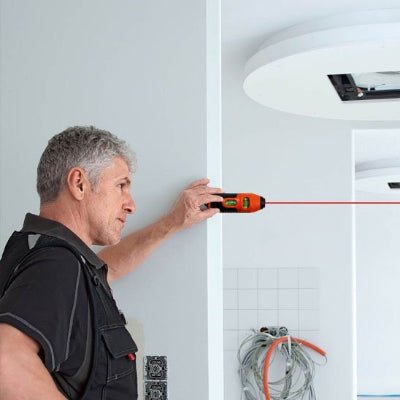 Niveau laser utilisation par un homme pour céramique