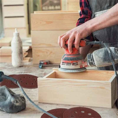 Papier de verre utilisé pour poncer un tiroir en bois