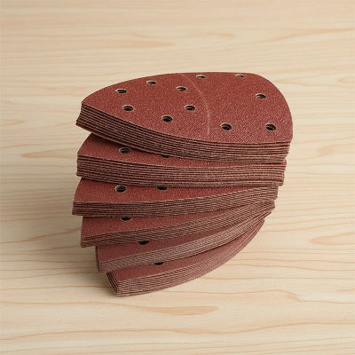 Papier ponceuse triangulaire sur fond bois clair