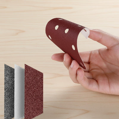 Papier ponceuse triangulaire sur fond bois clair