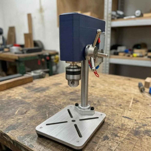 Perceuse à colonne mini sur un établi d'atelier