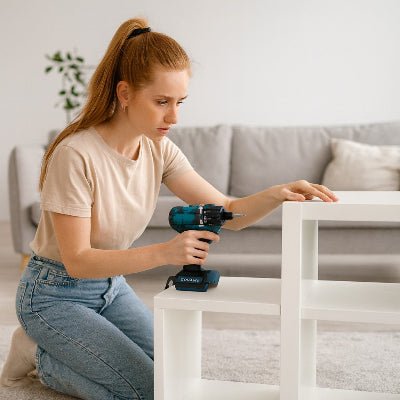 Perceuse et visseuse sans fil utilisée pour l'assemblage de meubles