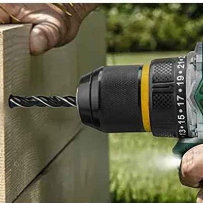 Perceuse visseuse sans fil utilisée pour percer du bois