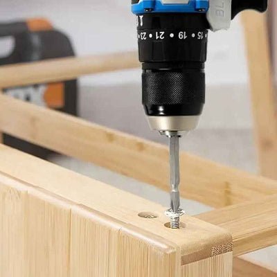 Perceuse visseuse utilisée pour visser dans le bois