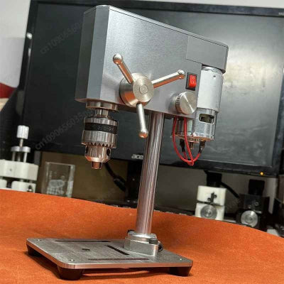 Petite perceuse colonne sur une table