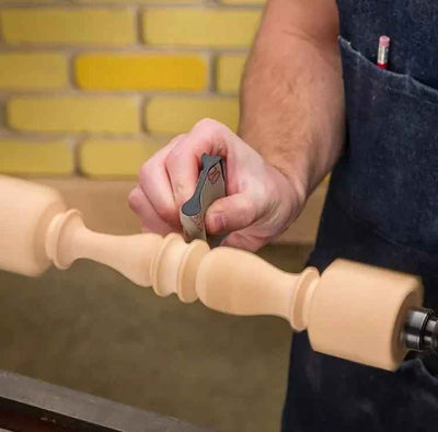 Patite ponceuse à main utilisation contour et angle barreau