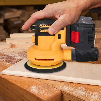 Ponçeuse orbitale utilisée pour poncer une tablette en bois