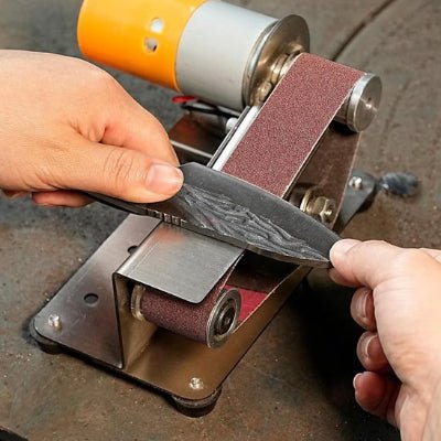 Ponceusea a bande utilisée pour le métal