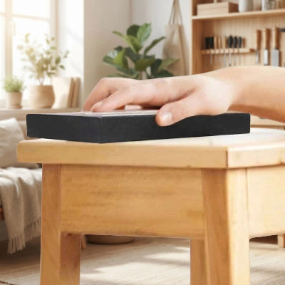 Ponceuse à main utilisée pour ponçer dessus tabouret