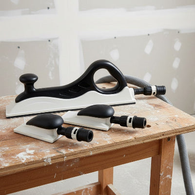 Ponceuse de finition sur une table