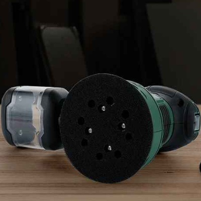 Ponceuse électrique orbitale vue du disque et récupérateur poussière