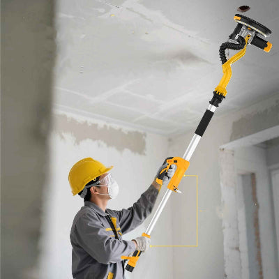 Un homme utilise la ponceuse girafe au design adapté à l'humain 