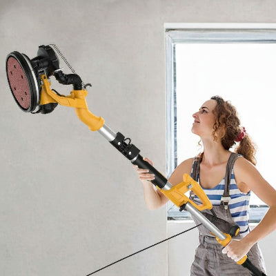 Girafe ponceuse professionnelle utilisée par jeune femme