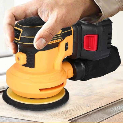 Ponçeuse orbitale utilisée pour poncer une porte d'armoire